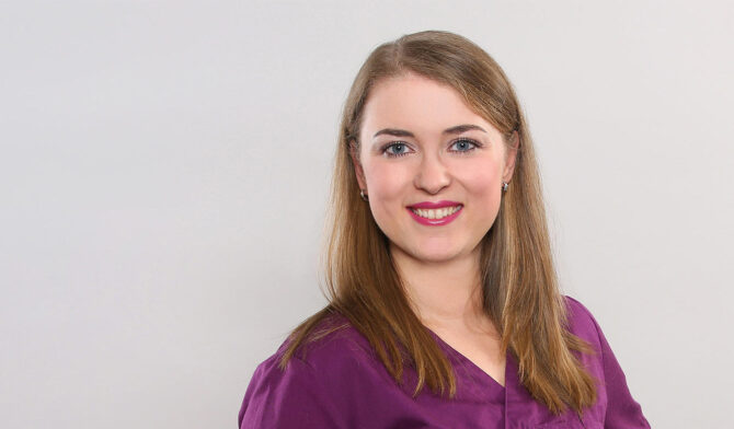 Dr. Lisa Hottelmann, Expertin für Wurzelbehandlung. Hohe Erfolgsquote für Wurzelbehandlung.
